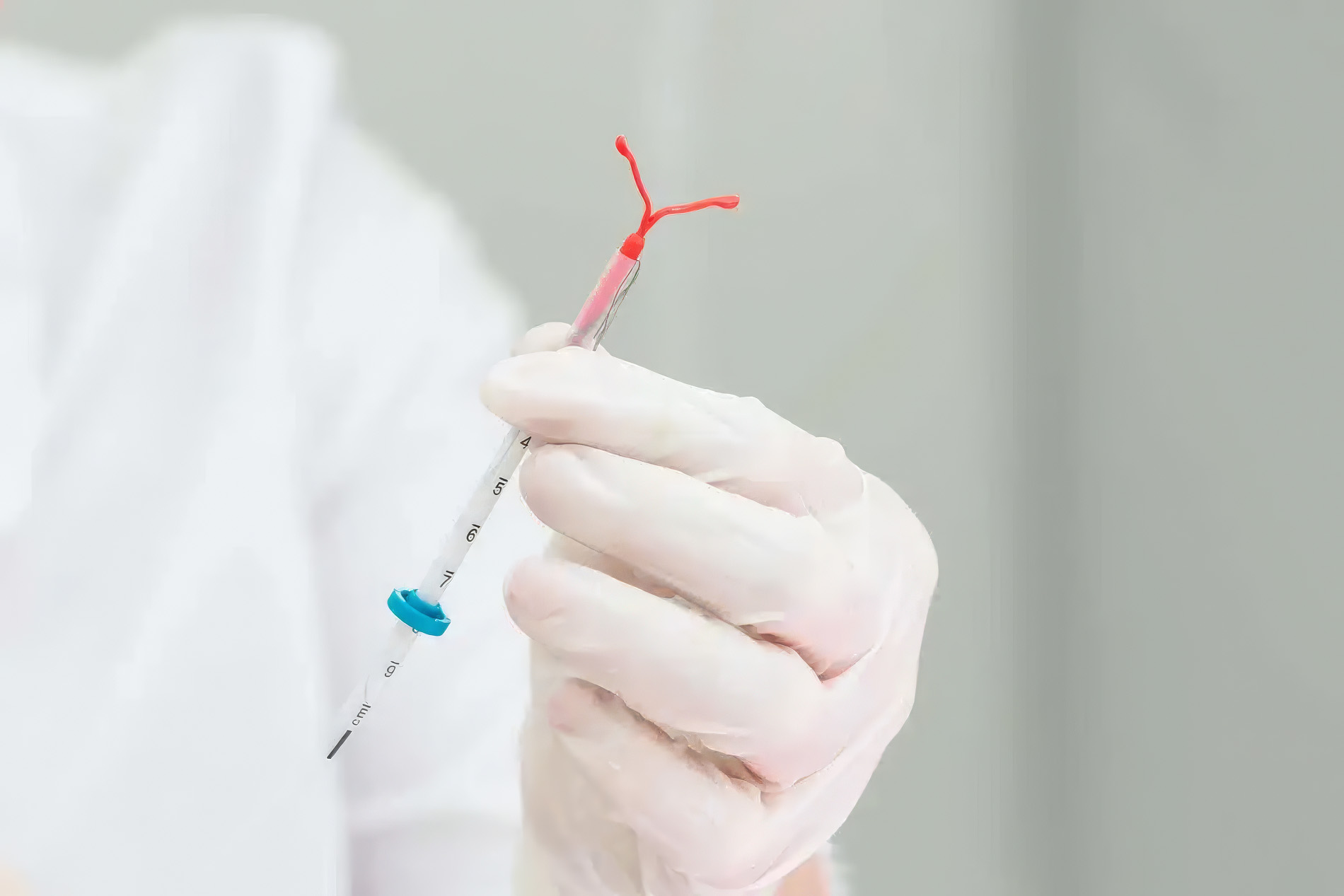 Hand mit Hormonspirale in der Hand